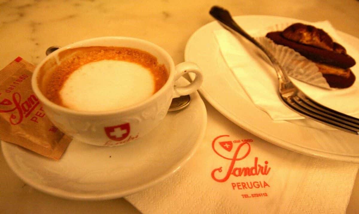 cappuccino e pasticcino al Caffè Pasticceria Sandri in corso Vannucci a Perugia